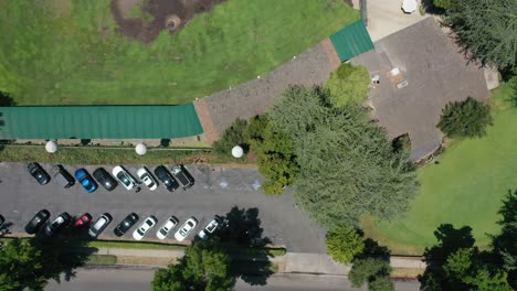 vista aérea del estacionamiento en el complejo deportivo