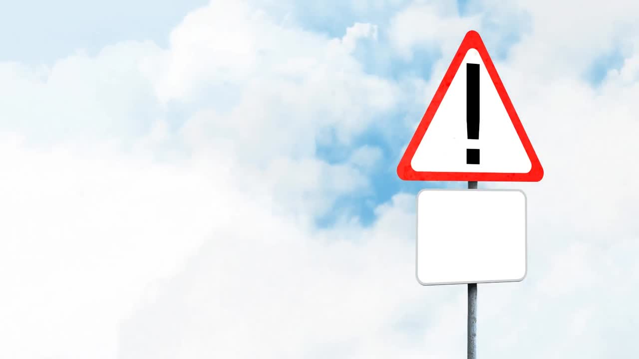 cartel de atención con espacio de copia contra las nubes en el cielo azul