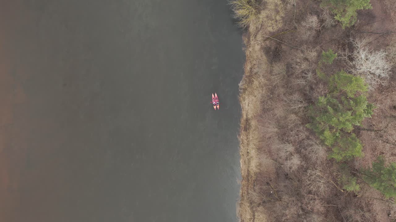 공중: 이른 봄에 강에서 서로 가까이에서 수영하는 카약 선수들