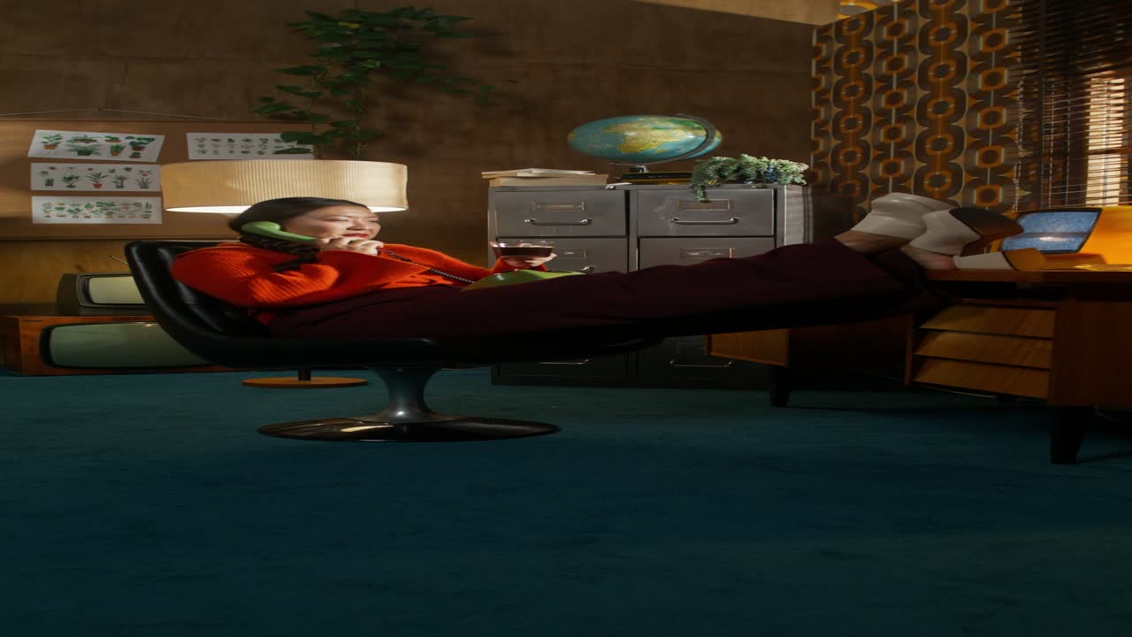 una mujer relajándose en una oficina vintage.