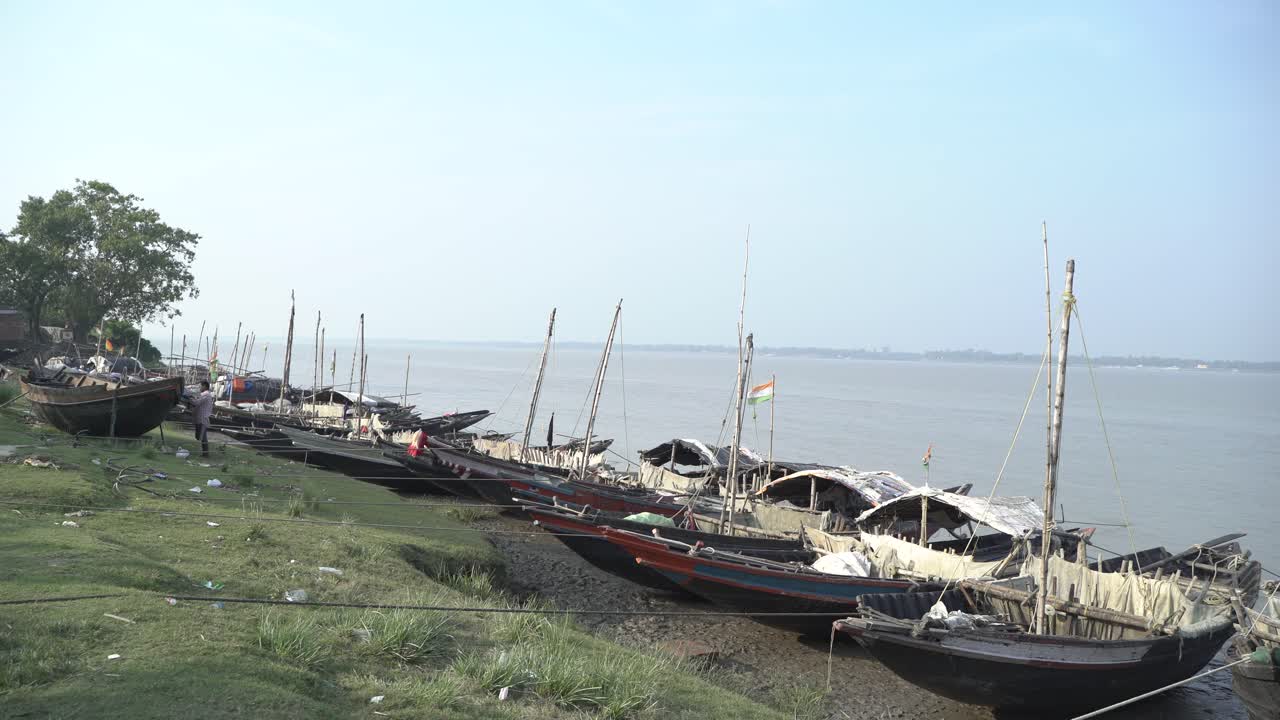 Diversity of People's Livelihoods in the Ganga River Basin Most of the people live here by selling fish from the river