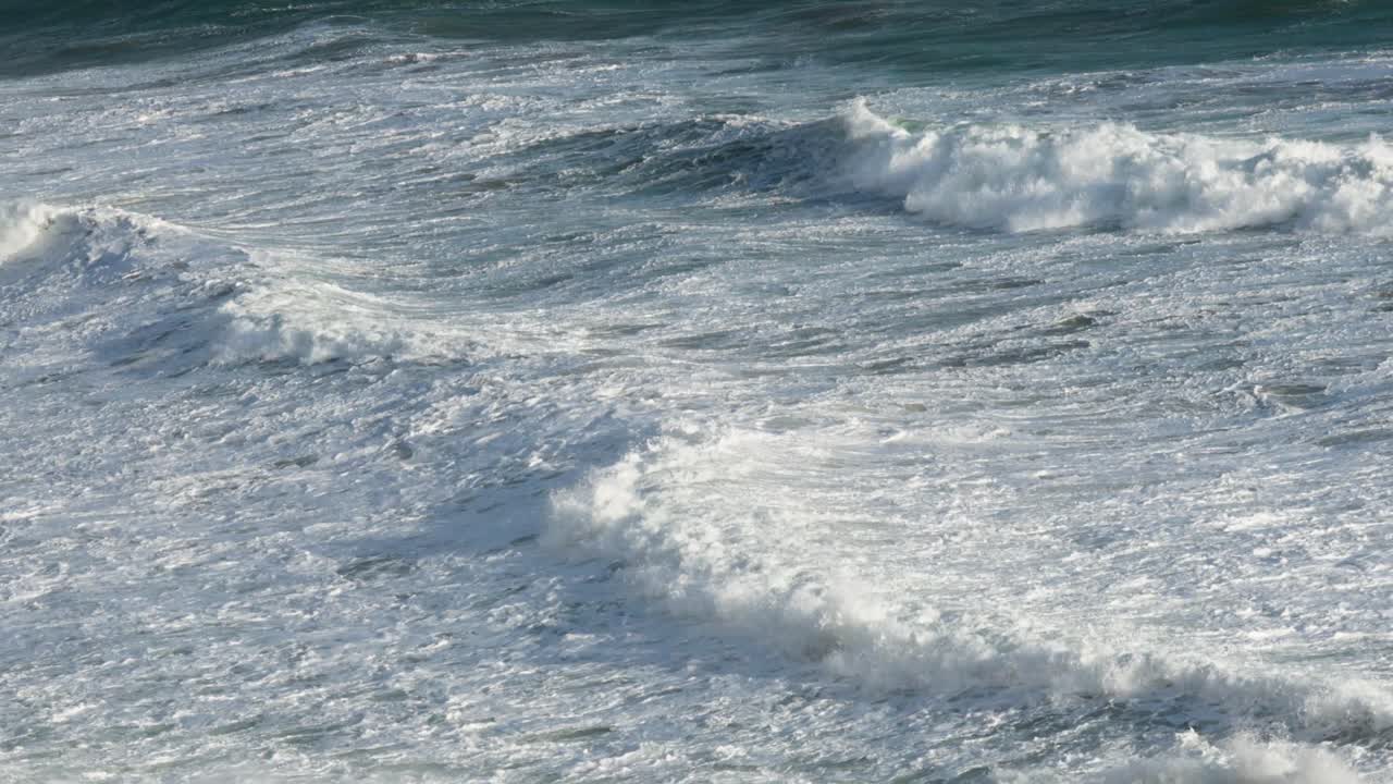 멜버른의 12 사도 근처에서 바다의 파도가 부히고 있습니다.