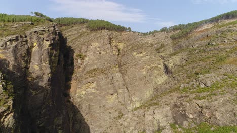 Toma-Aérea-De-Un-Embalse-Con-Bajos-Niveles-De-Agua