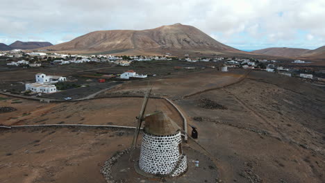 video aéreo de un molino de viento tradicional en el pueblo de la oliva, fuerteventura, islas canarias, españa