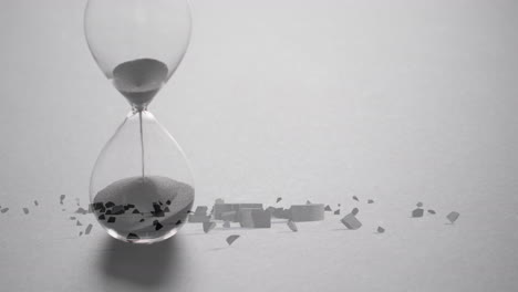 animación de aplastamiento del signo de la libra británica sobre el reloj de arena