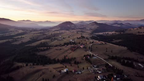 Paisaje-Aéreo-Del-Pueblo-Pintoresco-Tradicional-En-La-Colina-De-Transilvania