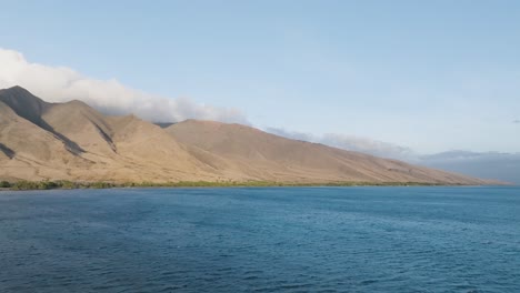 Condiciones-Históricas-De-Sequía-En-El-Condado-De-Maui,-Imágenes-Aéreas-Impactantes-De-Las-Cadenas-Montañosas-Secas-E-Incoloras-Del-Oeste-De-Maui