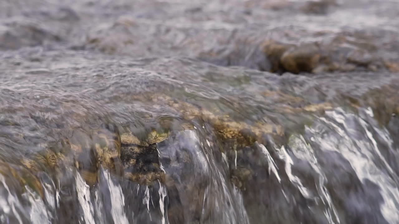 Primo piano di rapide turbolente e a cascata in un fiume.