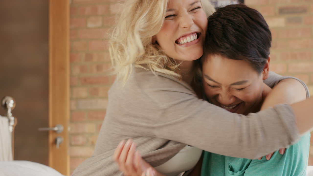 집 에서 친구 들 이 스마트 폰 을 이용 하여 웃고 즐기고 있다