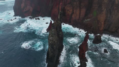 paisaje con rocas rojas e islotes de ponta de sao lourenco, madeira, portugal - disparo aéreo de drones