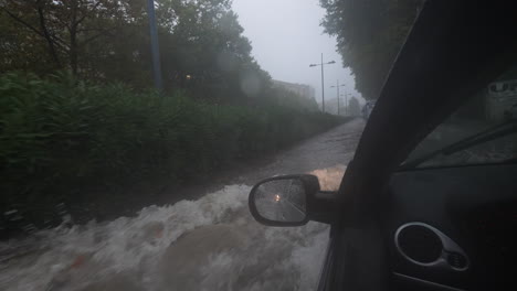 Conducción-De-Automóviles-En-Una-Calle-Inundada-Vista-Desde-El-Asiento-Del-Conductor-Montpellier-Fuertes-Lluvias