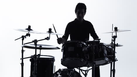 baterista tocando el solo de la batería en el kit en el estudio filmado en r3d