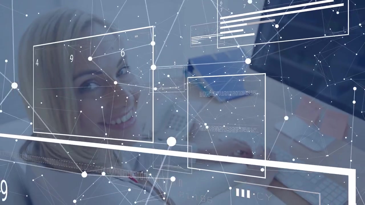 Žena píše a kliká myší, což způsobuje aktualizaci numerického uživatelského rozhraní HUD a překrytí klávesnice pro analýzu.
