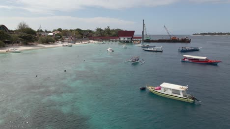 Luftüberführung-Verankerter-Boote-Und-Andockendes-Industrierohrboot-Am-Gili-Island-Pier