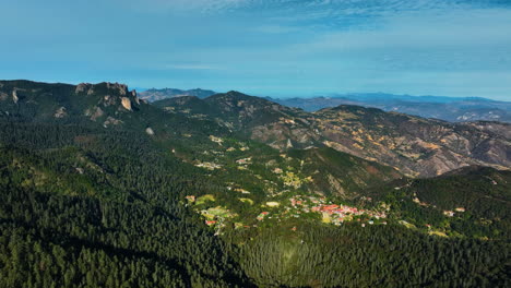 Panoramic-drone-shot-of-El-Chico-National-Park,-in-sunny-Hidalgo,-Mexico