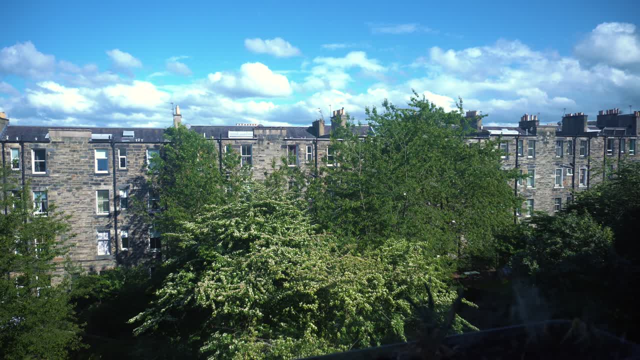 스코틀랜드 에딘버러의 리쓰 워크(leith walk)에 있는 뒤뜰의 전망