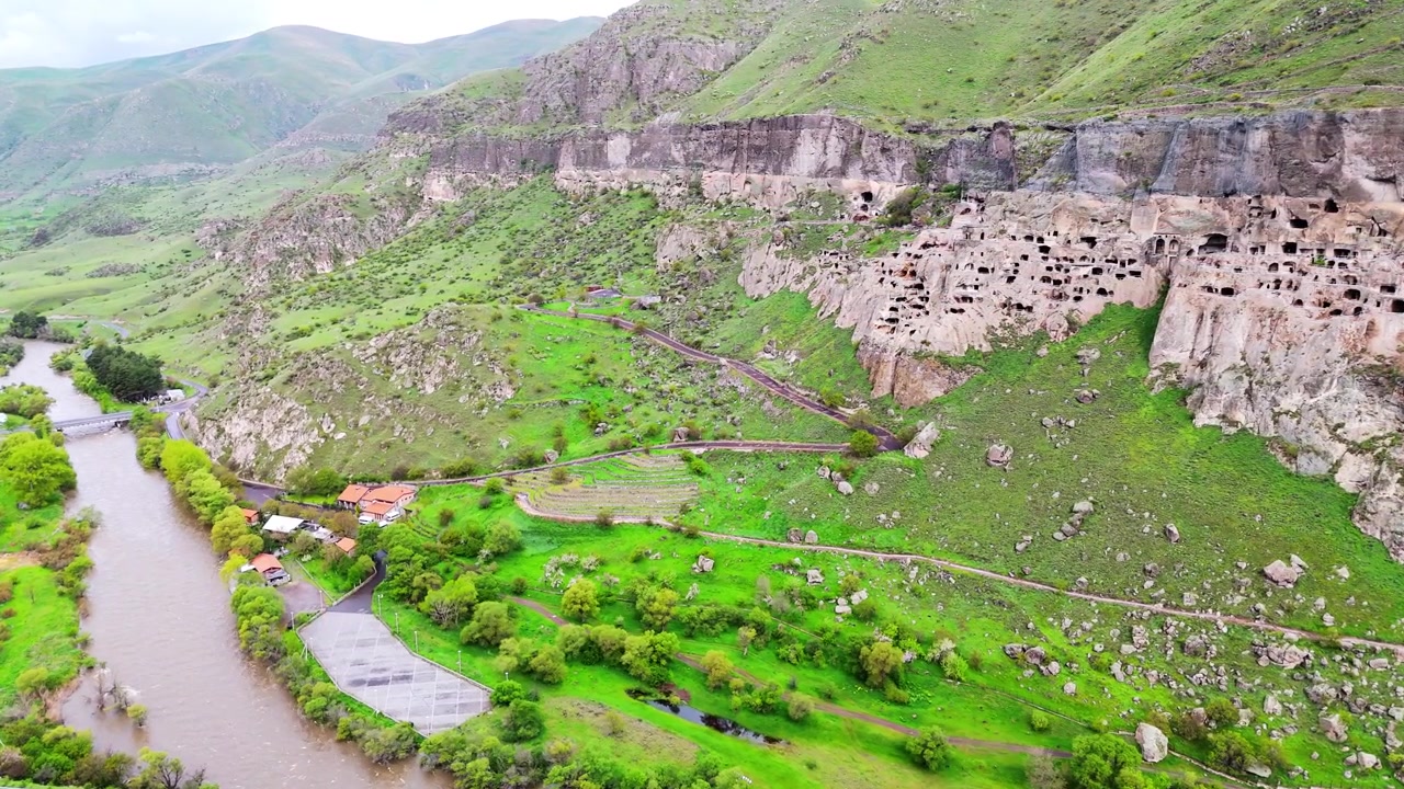 Sito del monastero rupestre di Vardzia nella Georgia meridionale, scavato dalle pendici del monte Erusheti sulla riva sinistra del fiume Kura