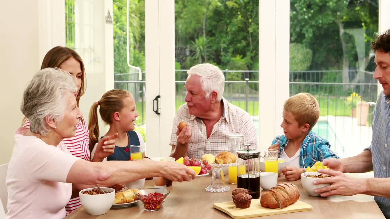 함께 아침 식사를 하는 행복 한 가족