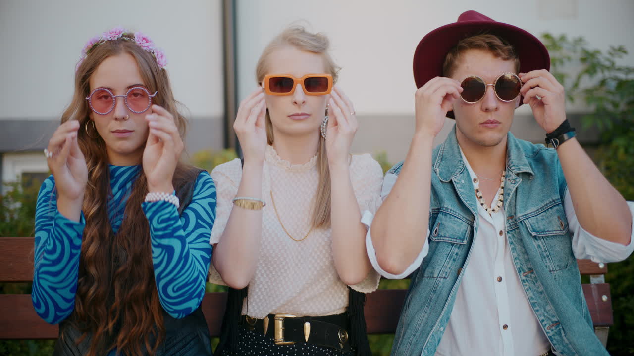 친구 들 이 트렌디 한 옷 을 입고 여름 을 즐기고 있다