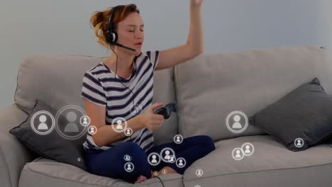 animación de personas iconos volando sobre una mujer jugando un videojuego en casa
