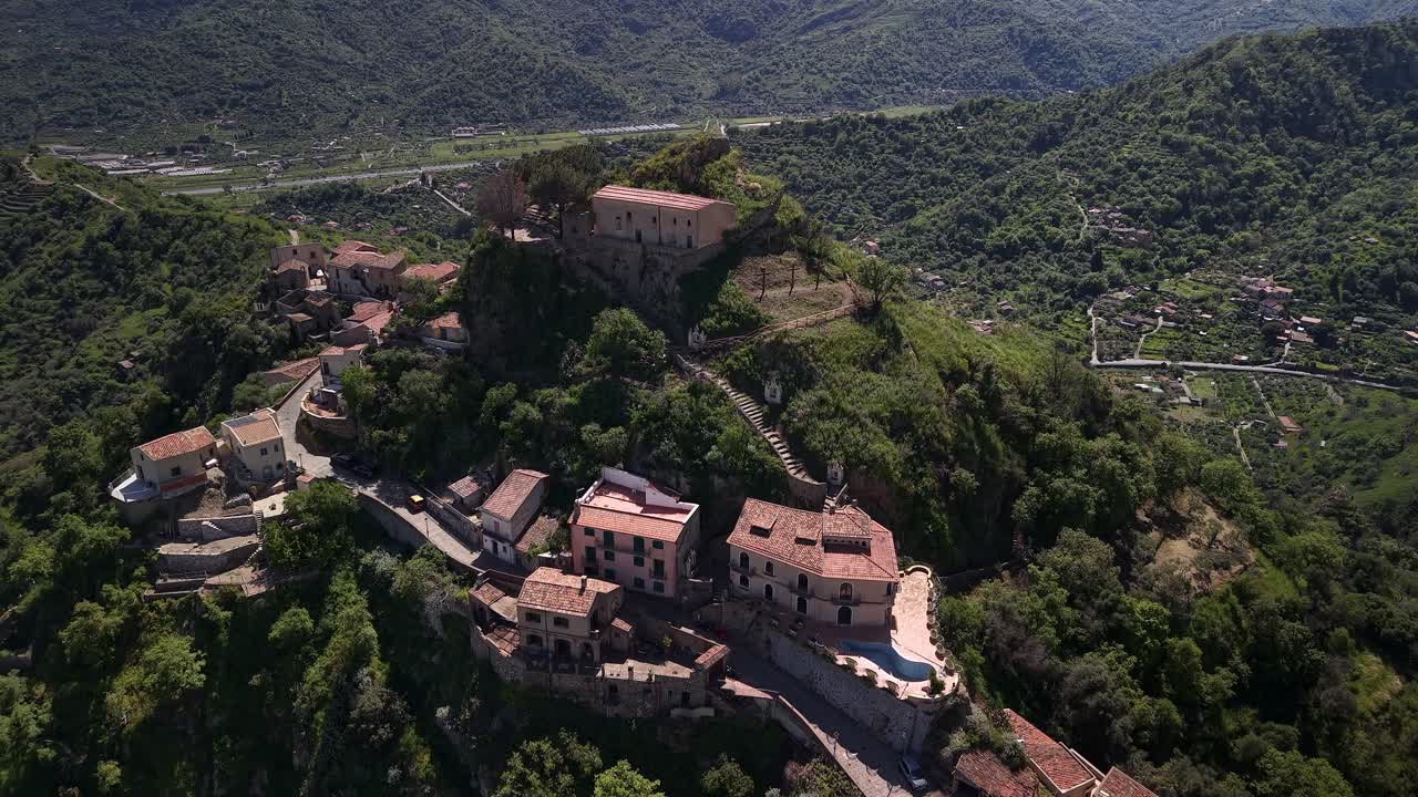 Veduta aerea del Castello di Pentefur a Savoca, Sicilia, borgo medievale montano storico in Italia