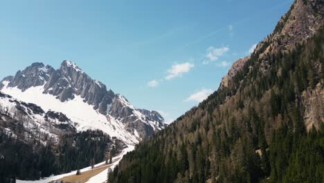 Schneebedeckte-Dolomitenalpen-Von-Bewaldeten-Berghängen-In-Italien