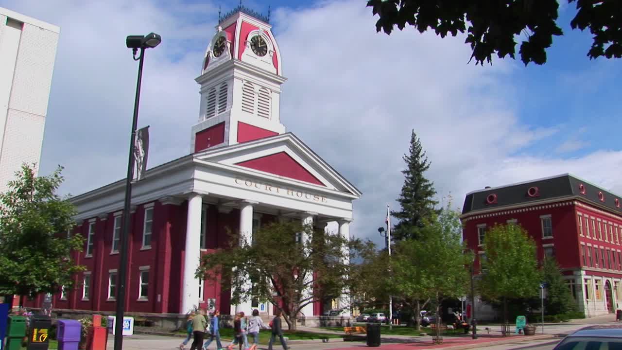 보행자와 차량 여행은 몬트필리어 버몬트에 있는 유서 깊은 법원을 통과합니다.