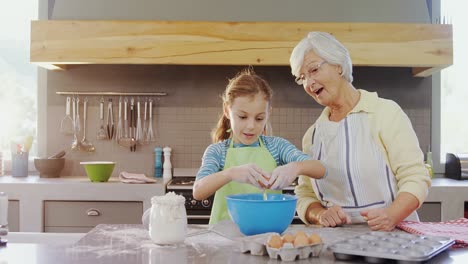 Niña-Rompe-Huevo-En-Un-Tazón-Y-Abuela-Aplaudiendo-Felizmente-4k-4k