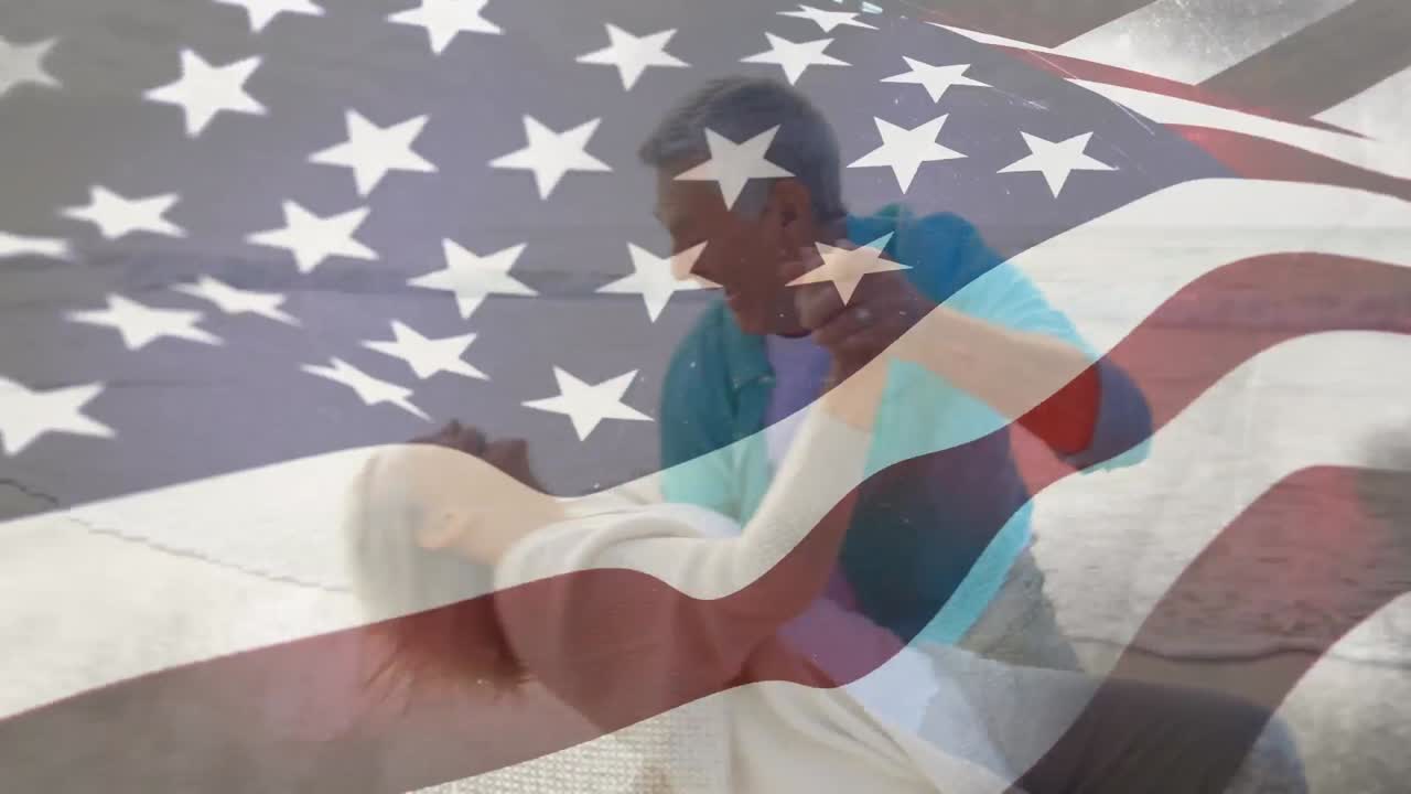 animación de la bandera de los estados unidos de américa sobre una feliz pareja caucásica mayor bailando en la playa