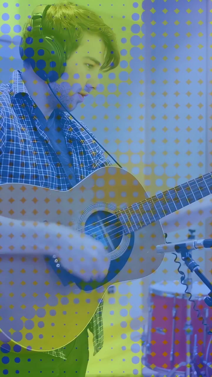 Video verticale: Chitarrista uomo che inizia una sessione di registrazione, suonando la chitarra mentre il microfono cattura l'audio