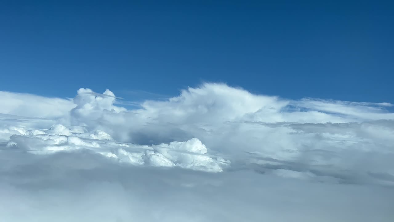 악천후를 피하기 위해 좌회전하는 동안 제트 조종석에서 공중 조종사 pov