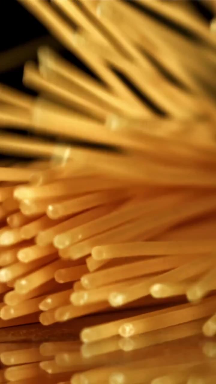 Spaghetti crudi che cadono al rallentatore