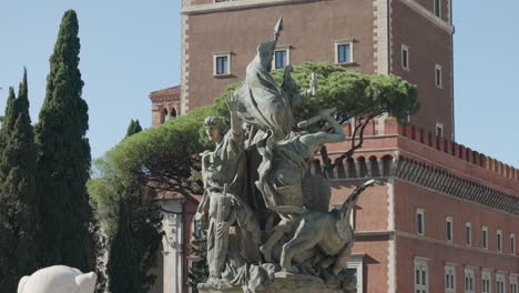 una vista de la estatua de bronce en el monumento &#39;vittoriano&#39; o altare della patria en roma, italia