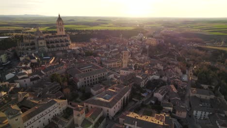 Glatte-4K-Luftaufnahme-über-Die-Mittelalterliche,-Berühmte-Spanische-Stadt-Segovia-Bei-Sonnenaufgang