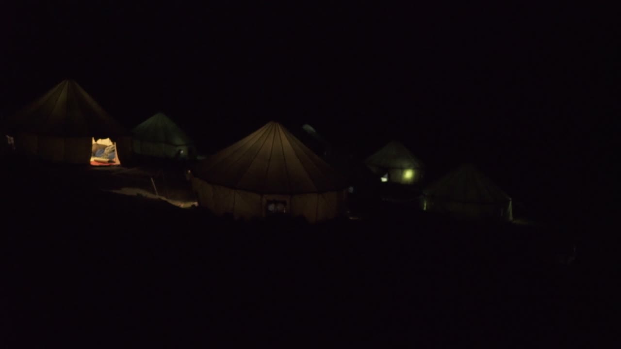 히말라야 에서 산책 하는 사람 들 이 밤 을 보내기 위해 세워진 텐트 마을