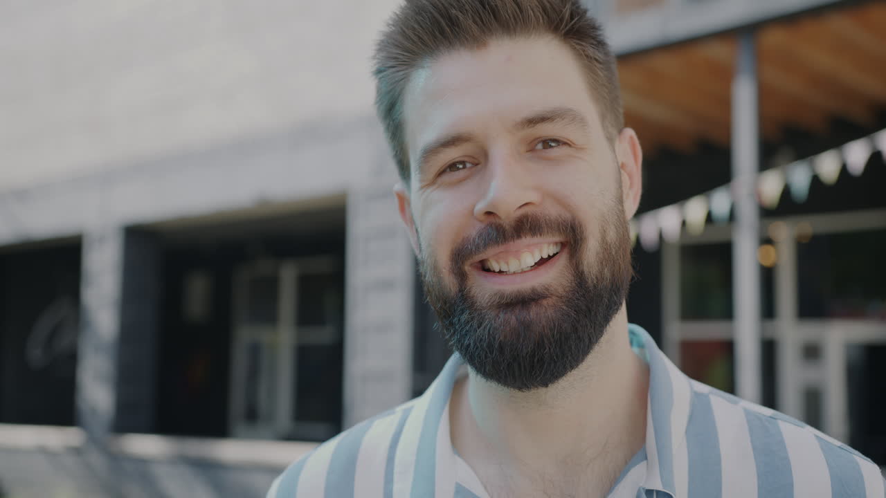 Uomo sorridente all'aperto