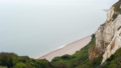 Vista-Desde-La-Cima-De-Un-Acantilado-Mirando-Hacia-Los-Acantilados-De-Tiza-Hacia-La-Playa-De-Guijarros-De-Branscombe-En-Devon,-Inglaterra