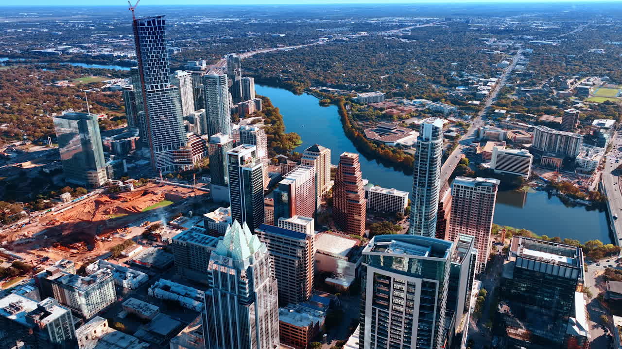 Austin (États-Unis), 21 novembre 2025 : Vue aérienne de la ligne d’horizon du centre-ville d’Austin et du fleuve Colorado. Vue aérienne par drone des bâtiments du quartier central des affaires, près du lac Lady Bird, pendant l’heure dorée, sous un ciel dégagé.