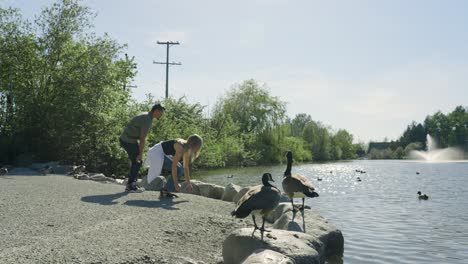 Ein-Paar-Genießt-Glücklich-Seine-Zeit-In-Der-Lagune