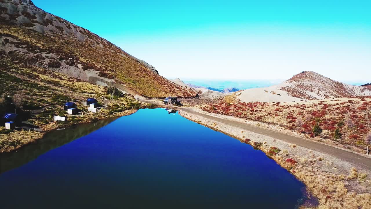 hermoso lago stella y monte lyford nueva zelanda, sobrevuelo de drones - tiro de muñeca