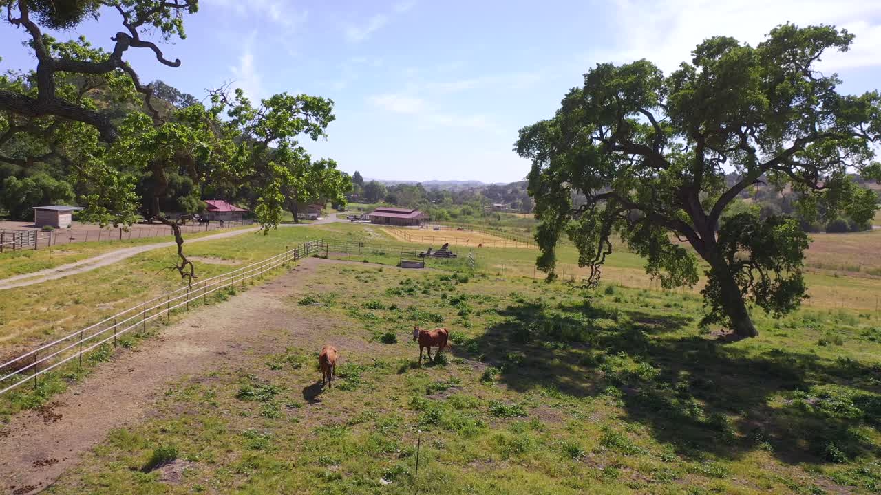 hermosa antena sobre una granja o rancho de caballos en el condado de santa barbara california 2