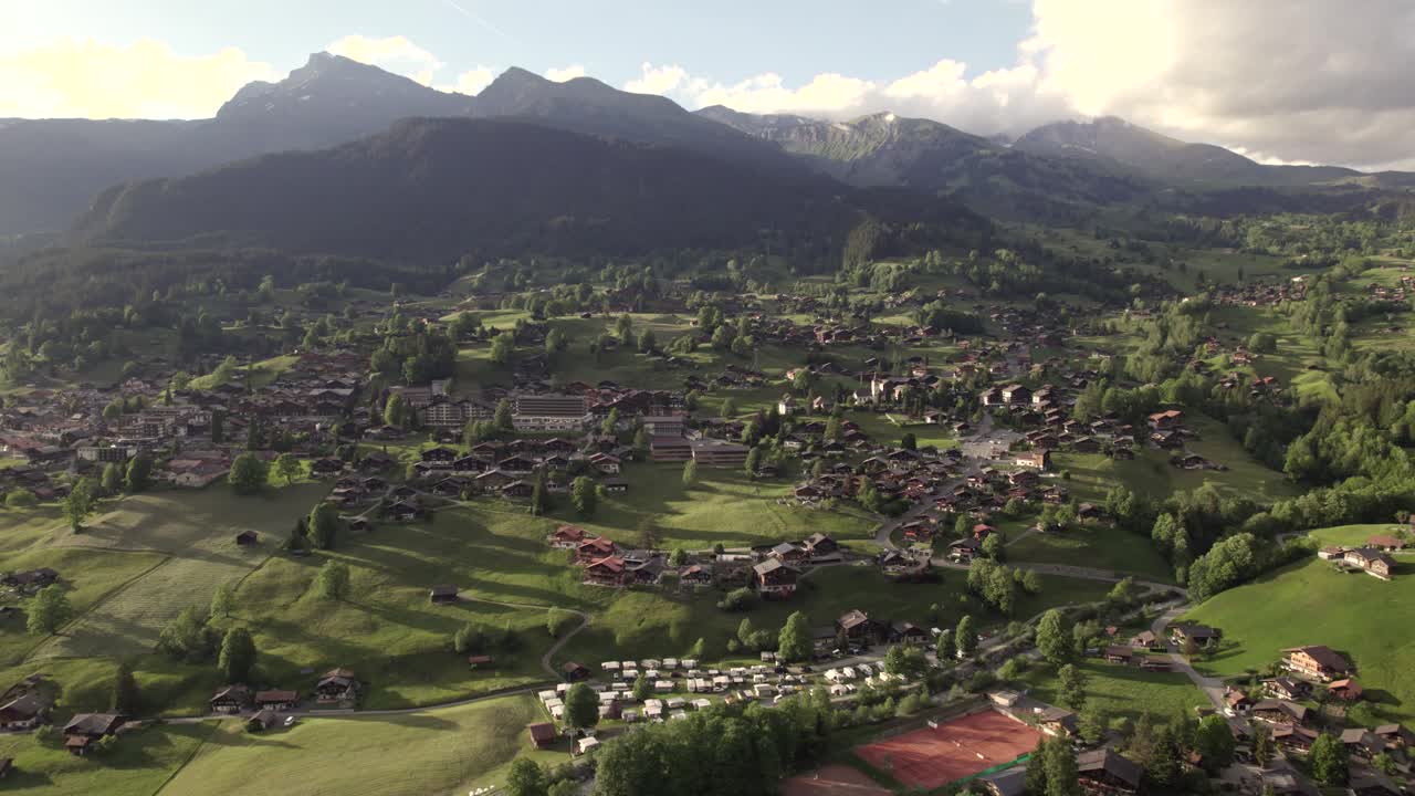 imágenes aéreas de drones dolly de izquierda a derecha de la hermosa vista del atardecer del pueblo de grindelwald en los alpes suizos