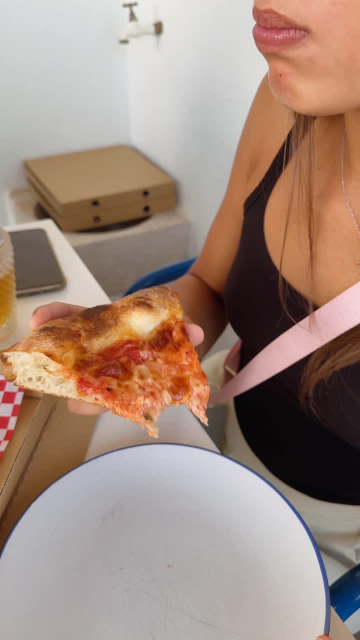 피자를 먹는 여자