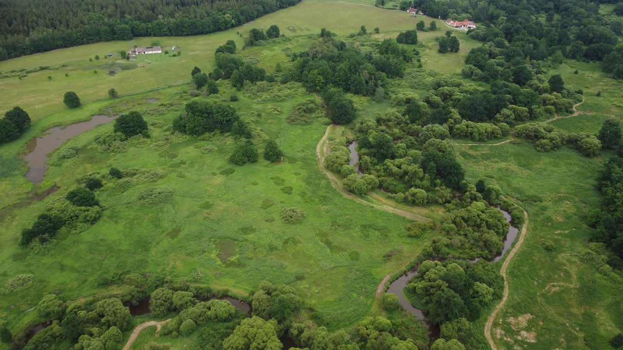 Un fiume serpeggiante e suggestivo in una natura biodiversa.
