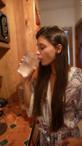 mujer en una cocina