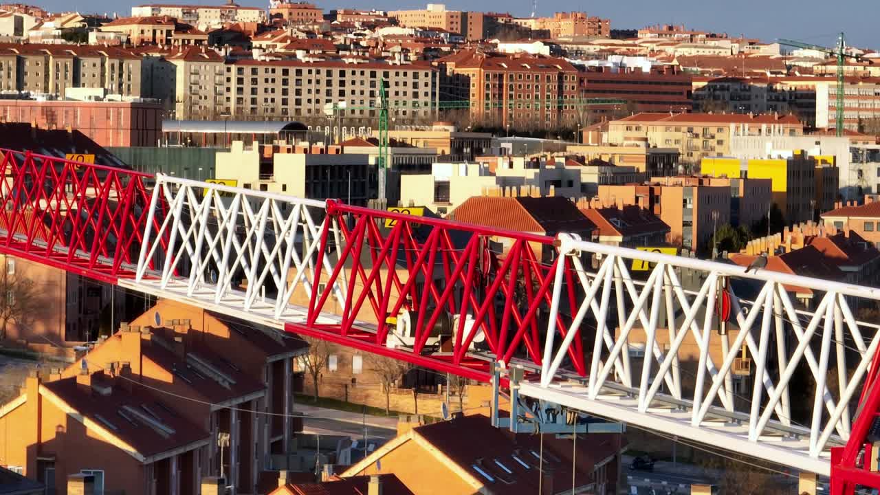 매우 높은 크레인의 오버헤드 뷰, 드론 샷