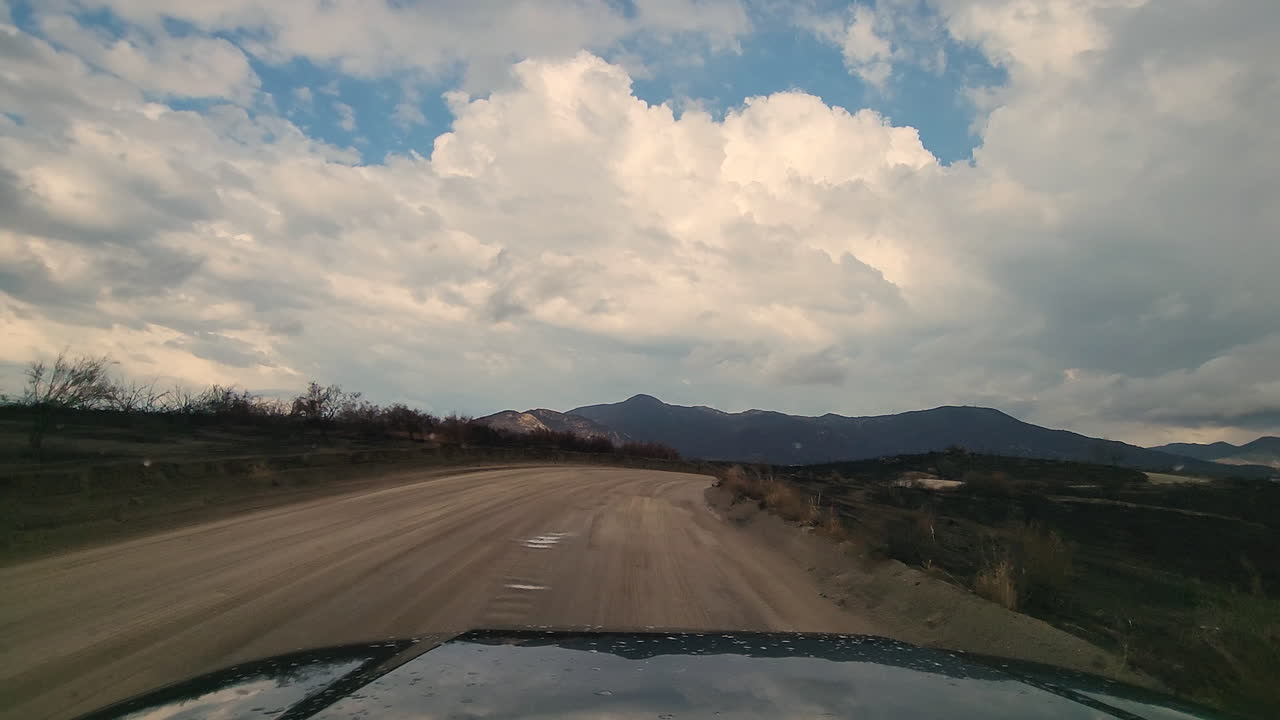 Fairview Yangını Sırasında Hemet, Kaliforniya'da Toprak Yolda POV Sürüşü