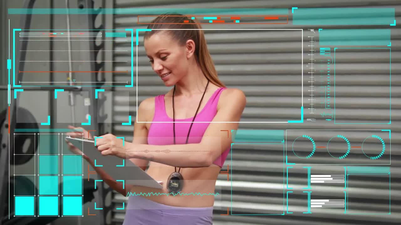 animación del procesamiento de datos en pantallas sobre una instructora de fitness caucásica