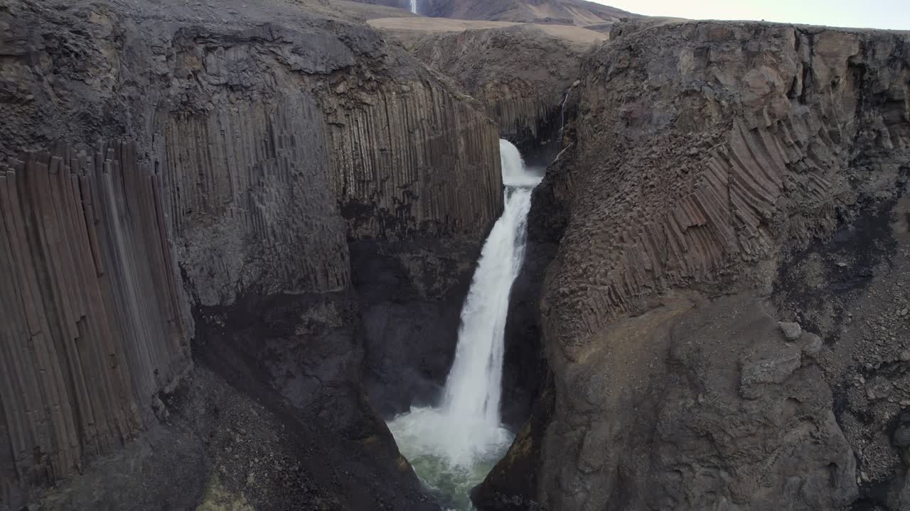 revelación inversa de la cascada litlanesfoss y el valle basáltico fljótsdalur