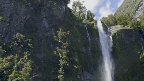 Stirling-Falls-Flowing-Over-A-Steep,-Mossy-Cliff-At-Milford-Sound-In-New-Zealand